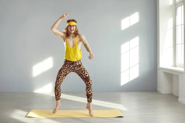 Funny flaco gimnasio nerd baile, saltar y divertirse durante el entrenamiento deportivo en casa —  Fotos de Stock