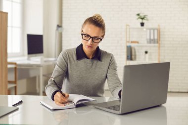 Çevrimiçi toplantı, uzak çalışma, telekonferans konsepti