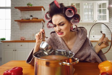 Yeteneksiz ev hanımı ilk kez yemek pişiriyor ve mutfak felaketi yaşıyor.