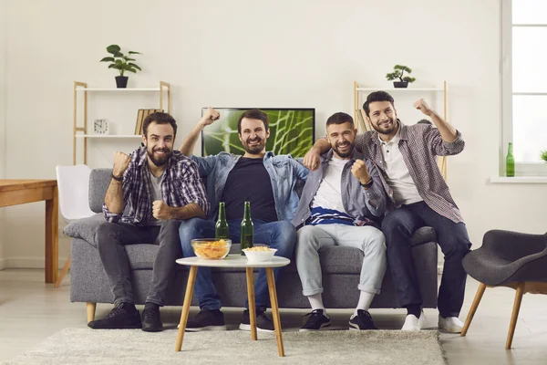Glimlachen opgewonden mannen vrienden uiten kracht en succes tijdens bier en snack partij — Stockfoto
