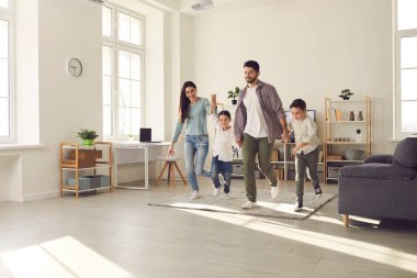 Aile evde çocuk konseptiyle mutlu zaman geçiriyor.