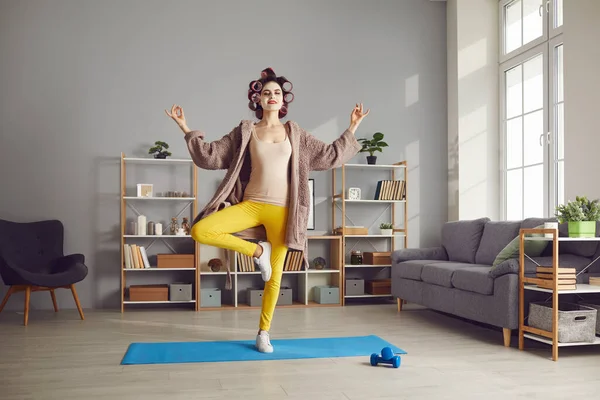 Felice calma giovane donna godendo la pratica dello yoga e facendo Albero posa con gli occhi chiusi — Foto Stock