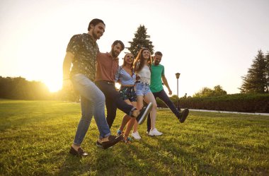 Bir grup genç hippi yaz tatilinde eğleniyor ve dans ediyor. .
