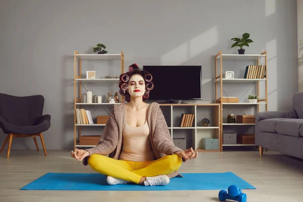 Donna felice seduta su tappetino yoga, rilassante, godendo la meditazione e il tempo di cura di sé — Foto Stock