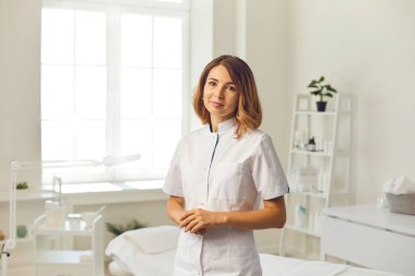 Kozmetoloji ofisinde kozmetik uzmanı. Güzellik kliniğinde kozmetik doktoru dermatolog..