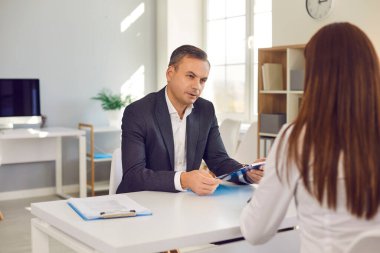 İK müdürü iş başvurusu için adayla görüşüyor. İş tecrübesi hakkında sorular soruyor.
