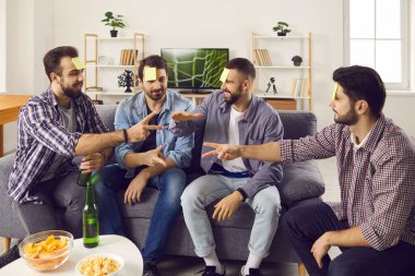 Bir grup genç arkadaş parti veriyor, oyunlar oynuyor ve birlikte eğleniyorlar.