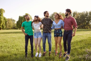 Milenyum dostları dışarıda eğleniyor. Neşeli kızlar ve erkekler yaz günlerini kırsalda geçiriyorlar.