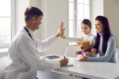 Dost canlısı çocuk doktoru doktor muayenehanesindeki küçük kız hastasına beş dolar verdi..