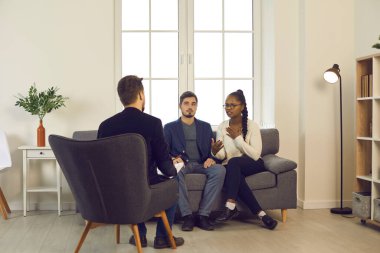 Profesyonel terapistin yardımıyla aile içi sorunları çözmeye çalışan genç bir çift.