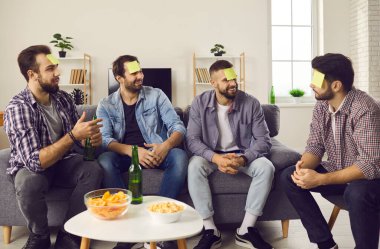 Memlekette oyun oynayan alınları hakkında notları olan neşeli adamlar.