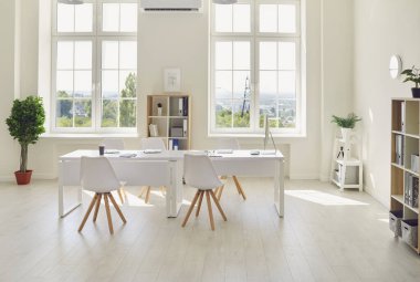 Büyük masalı, modern sandalyeli ve geniş pencereli rahat bir ofis odası.