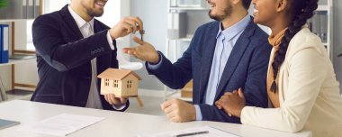 Emlakçı, ofisteki ırklar arası çifte anahtarı veriyor.
