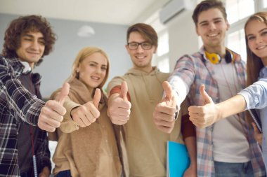 Sınavlarını başarıyla geçen bir grup mutlu üniversite öğrencisi.