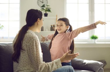 Sevgi dolu heyecanlı kız anne-babanın aile portresini kucaklamaya hazır.