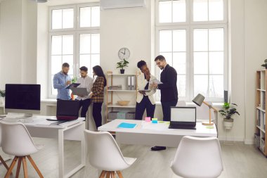 Uzaktan parlak ofis görünümünde çeşitli iş adamları sohbeti