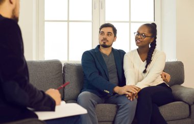 Çift sorununu terapist ya da psikologların yardımıyla çözüyoruz.