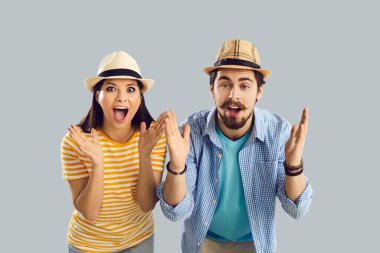 Tatil için ucuz uçak biletleri bulan evli bir çiftin yakın portresi..