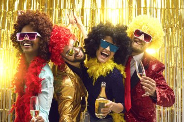 Mutlu Milenyum dostları şampanya içip parti yapıyorlar.