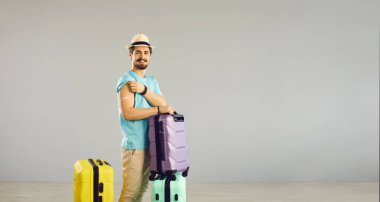 Gezgin, Covid19 stüdyosuna karşı yapılan aşılardan sonra kollarını bavula koydu.