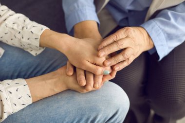 Yakından yaşlı, buruşuk ve genç kadın elleri bir arada.