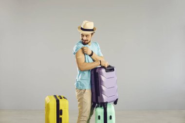 Aşılanmış erkek turist, koronavirüs salgınından sonra uzun zamandır beklenen bir yolculuğa çıkıyor..