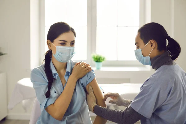 Vacuna contra la infección por COVID-19 durante el brote — Foto de Stock