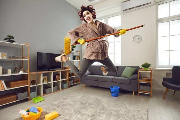 Feliz dona de casa enérgica jogando na guitarra esfregona fingir enquanto arrumando sua casa — Fotografia de Stock