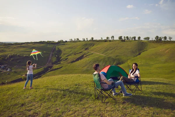 Família viajante descansando no acampamento na natureza de verão — Fotografia de Stock