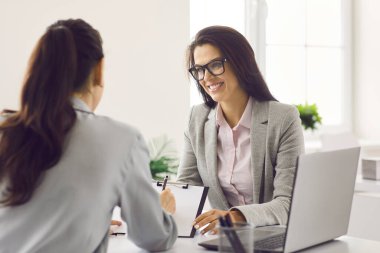 İnsan kaynakları yöneticisi ve iş arayan başvuru sözleşmesi imzalayan kişi