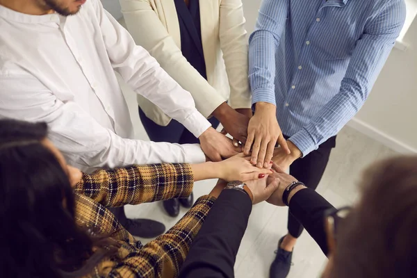 Equipo de gente de negocios poniendo sus manos juntas en la reunión de la oficina corporativa — Foto de Stock