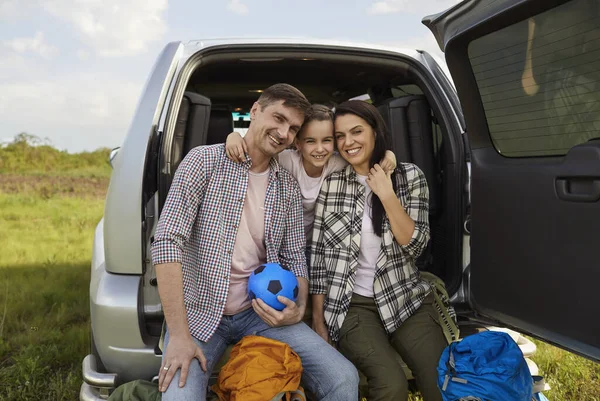 Mladá rodina s dětskými turisty cestovat autem v letní den. — Stock fotografie