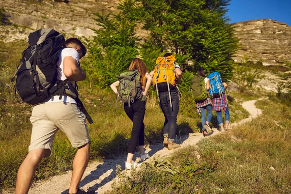 Skupinové přátelé cestování a pěší turistika v letních horách vzít dobrodružství — Stock fotografie