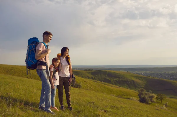 Rodina Backpackers v horském údolí v letní přírodě — Stock fotografie