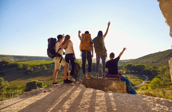 Groep reizigers viert overwinning op de heuvel — Stockfoto