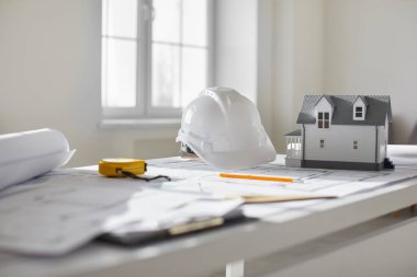 Evin tasarımı, miğferi ve mühendis aletleriyle birlikte mimari planının planının fotoğrafını çek. Mimarlık, inşaat, inşaat, gayrimenkul ve tasarım projesi konsepti.