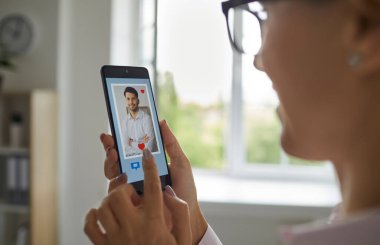 Kapanış kadını internetteki flört uygulamasını kullanarak arıyor ve aşk dokunaklı ekranı sohbet ederken buluyor. Çift randevusu mutluluk ipuçları uygulaması veya sosyal medya ağı kavramı