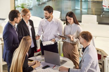 Toplantı sırasında finansal belgelerle çalışan bir grup iş adamı. Şirket çalışanları ofiste beyin fırtınası yaparak harika kararlar veriyorlar. İş arkadaşları iş arkadaşlarını dinlerler..