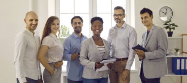 Mutlu, başarılı, çeşitli iş adamlarından oluşan bir ekip ofiste duruyor. Altı neşeli çok ırklı çalışanın bir arada durduğu bir grup. Ellerinde panolarla kameraya bakıp gülümsüyorlar. Sancak arkaplanı