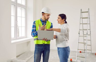 Kadın ev sahibi dizüstü bilgisayarında yeni dairesini tamir etme tercihlerini gösteriyor. Kendine güvenen elektrikçi, teknisyen, ustabaşı ya da mimar güzel bir kızla iletişim kuruyor..