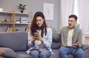 Kavga eden öfkeli genç adam karısına cep telefonuyla bağırıyor. Kapalı koltukta oturmuş mesaj yazıyor. Mutsuz çift evdeki oturma odasında tartışıyor. İlişki, aldatma ve boşanma kavramı