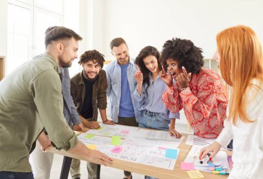 Bir grup iş arkadaşı ofiste bir toplantı sırasında birlikte bir iş planı geliştiriyorlar. Halk takımı, profesyonel amaçlara ulaşmak için işbirliği içinde çalışarak sohbete dalıyor..