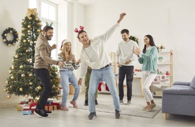 Arkadaşlar Noel 'i ya da yeni yılı evdeki bir partide dans ederek kutlarlar. Neşeli kutlamalar, tatil boyunca birlikte geçirdikleri anları neşe ve neşe ile doldurur..