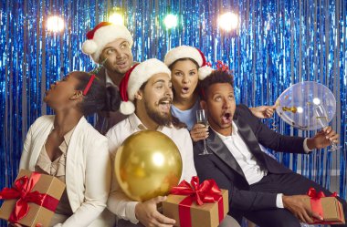 Yeni yıl arifesi. Neşeli, eğlenceli genç arkadaşlar ya da meslektaşlar yeni yıl partisinde eğlenip eğleniyorlar. Şampanya kadehleri ve hediye kutuları olan insanlar parlak perdenin arkasında şarkı söylüyorlar..