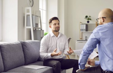 İki iş adamı, girişimci ya da ofis çalışanı buluşup tartışırlar. Ofiste oturup iş ve mali ortaklıkları hakkında konuşan iki genç adam.
