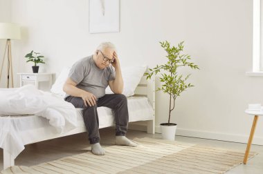 Baş ağrısından muzdarip yaşlı, uykusuz bir adamın portresi evdeki yatak odasında yatıyor. Migren ağrısı olan hasta, emekli bir erkek. Depresyon ve uykusuzluk kavramı.