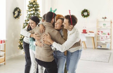 Arkadaşlar Noel 'i ya da evde yeni yılı kutlarken birbirlerine sarılırlar. Bayram, şenlik kutlamalarında birlikte vakit geçirdikleri, bağ kurdukları ve eğlendikleri anları paylaşarak neşe ve beraberlik getiriyor..