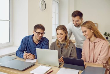 Gülümseyen çeşitli öğrencilerin internet kameraları ya da internet sohbetleri var. Mutlu gençler internette bilgisayar başında çalışıyor, video konuşmaları yapıyor. Uzaktan eğitim kavramı.