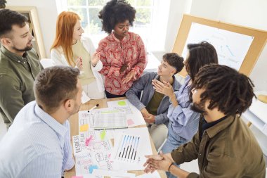 Yaratıcı gündelik insanlardan oluşan bir ekip iş dünyası takım çalışması projesinde çalışıyor. Bir grup üniversite öğrencisi stajyer stajyer eğitmenle görüşüyor. Konsept vizyon ve pazarlama bilgisi paylaşıyorlar.