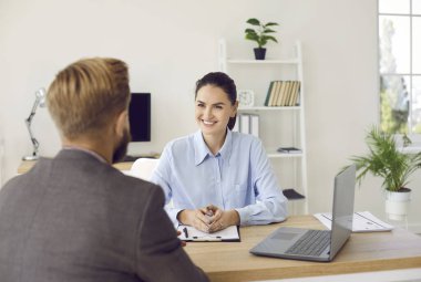 Gülümseyen kadın şirket çalışanı en iyi hizmeti vermeye ve müşteriye yardım etmeye hazır. Banka müdürü, kredi komisyoncusu ya da sigorta danışmanı olarak çalışan mutlu ve güzel bir kadın.
